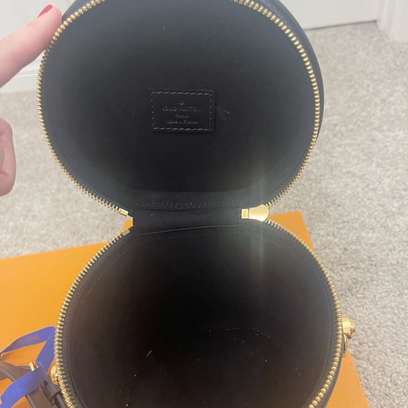 Authentic Louis Vuitton Bucket- Cannes - Picture 6 of 15